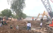 Vẫn chưa tiếp cận được cháu bé bị rơi xuống trụ bê tông