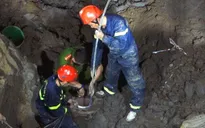 Toàn cảnh giải cứu bé trai lọt trụ bê tông sâu 35m ở Đồng Tháp