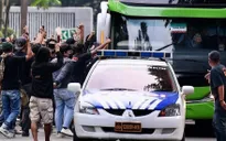 LĐBĐ Indonesia xin lỗi vì để CĐV ném đá vỡ kính xe buýt của ĐT Thái Lan