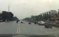Ô tô lao sang làn ngược chiều tông hàng loạt xe máy ở Hà Nội
