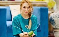 Sao Việt ngày cuối năm: Mỹ Tâm trổ tài gói bánh, loạt mỹ nhân xuống phố mua hoa Tết