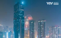 Người dân Hà Nội hân hoan đi xem bắn pháo hoa đêm Giao thừa