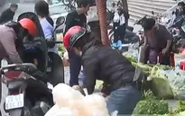 Sôi nổi hoạt động mua sắm dịp đầu năm mới