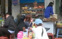 Hà Nội: Hàng quán nhộn nhịp khách trong dịp Tết