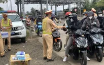 Cảnh sát giao thông hỗ trợ người dân trở lại phía Nam làm việc an toàn