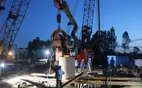 Hoàn tất đóng ống thép, nỗ lực rút trụ bê tông để đưa bé trai lên mặt đất