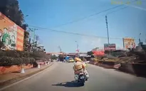 2 chiến sĩ CSGT dẫn đường cho xe ô tô chở người đi cấp cứu
