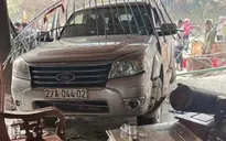 Xe con lao vào nhà dân khiến 2 người bị thương