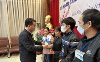 Trao tặng 200 suất quà cho bệnh nhân BHYT có hoàn cảnh khó khăn