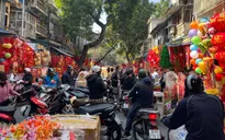 Phố Hàng Mã rực sắc đỏ, tấp nập người mua sắm Tết