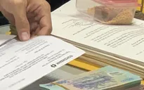 Phát hiện 2 cọc tiền tại phòng quyền Trưởng phòng Kiểm định xe cơ giới