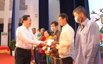 Phó Thủ tướng Lê Minh Khái thăm, chúc Tết gia đình chính sách, công nhân tại Cà Mau
