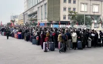 Hàng trăm người dân Trung Quốc xếp hàng chờ xuất cảnh ở cửa khẩu Móng Cái