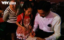 Rapper Đen Vâu ký mỏi tay khi ghi hình cho chương trình năm mới của VTV