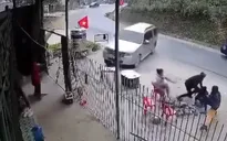 Xe ô tô mất lái lao thẳng vào nhóm người ngồi sưởi bên đường
