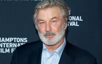 Vụ nổ súng chết người trên phim trường: Alec Baldwin chưa từng liên lạc với gia đình nữ quay phim xấu số