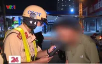 CSGT TP Hồ Chí Minh xuyên đêm kiểm tra nồng độ cồn