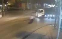 Nam thanh niên bị ô tô tông ngã văng khi phóng nhanh qua ngã tư