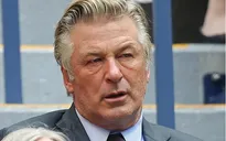 Alec Baldwin gọi vụ kiện do nổ súng trên phim trường là "lỗi pháp lý cơ bản"