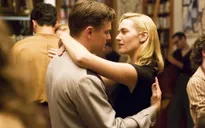 Kate Winslet thừa nhận "khó xử" khi đóng "cảnh nóng" với Leonardo DiCaprio trước mặt chồng