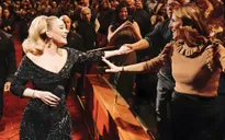 Adele diện đầm của NTK Công Trí trong show diễn mới nhất