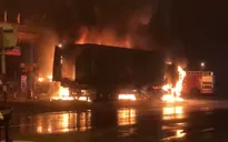 Ô tô tải và xe container đậu sát cây xăng bốc cháy, thiệt hại hàng tỷ đồng