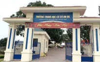Vụ nữ sinh lớp 7 sinh con trong nhà tắm: Gia đình, nhà trường đều không biết lúc mang thai