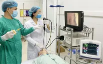 Gắp thành công răng giả rơi sâu vào lòng phế quản bệnh nhân