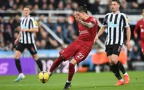 Thắng Newcastle, Liverpool áp sát top 4