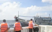 Tàu Hải quân lai kéo tàu cá ngư dân bị hỏng máy về đảo Đá Tây để sửa chữa