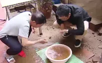 Trả tiền mua nước sạch nhưng vòi nước lại chảy ra đục ngầu