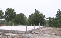 Tháo dỡ công trình vi phạm trên đất đổ thải ven sông