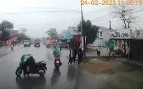 Xe máy dừng giữa đường, suýt gây tai nạn cho xe tải