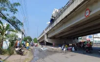 Tiền Giang: Xe tải chở cá lật ngang trên cầu, nhiều tấn cá vương vãi