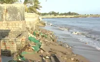 Sóng biển xâm thực khiến nhiều nhà dân bị hư hỏng