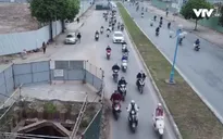 Ùn tắc giao thông, tai nạn vì ''lô cốt'' chiếm đường