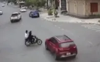 ''Phóng như bay'' qua ngã tư, hai người đi xe máy bị ô tô húc văng