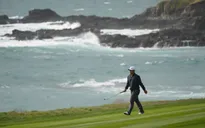 Thời tiết xấu ảnh hưởng đến các tay golf tại Pebble Beach
