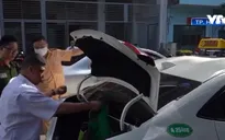 Bức xúc tình trạng taxi ''biến hình'' chèn ép hành khách