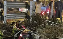 Hà Nội: Xe máy bị tàu hỏa hất văng gần 10m, tài xế thoát chết trong gang tấc