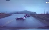 Mất lái tại khúc cua đường đèo dốc, xe máy trượt vào gầm ô tô