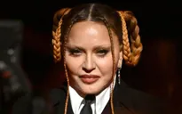 Fan "bấn loạn" trước "gương mặt mới" của Madonna tại Grammy 2023