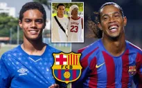 Con trai Ronaldinho ký hợp đồng với Barcelona