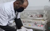 VIDEO: Bé sơ sinh còn nguyên dây rốn sống sót thần kỳ sau động đất