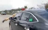Tài xế trốn kiểm tra nồng độ cồn, hất CSGT lên capo, gây tai nạn