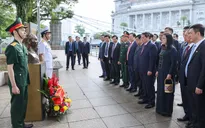 Thủ tướng dâng hoa tại tượng đài Chủ tịch Hồ Chí Minh ở Bảo tàng Văn minh châu Á