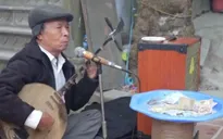 Mở loa lớn hát xin tiền, ngang nhiên đổi tiền lẻ ở đền Chợ Củi (Hà Tĩnh)