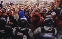 Người di cư gây náo loạn tại biên giới Mỹ - Mexico