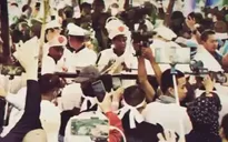 Đám đông chen chúc, giẫm đạp lên mồ mả để livestream đám tang