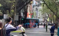 Xe bus lao lên vỉa hè, 3 người bị thương nặng